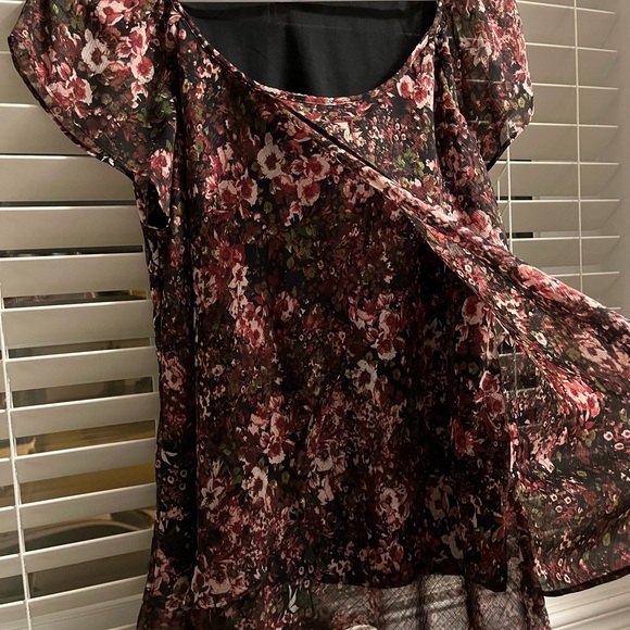 3/$10 ☀️ Blousology Floral Sheer Top - Picture 5 of 7